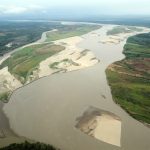 La longitud del río Meta es de 860 kilómetros, desde el departamento del Meta hasta la frontera con Venezuela, donde desemboca en el majestuoso río Orinoco.